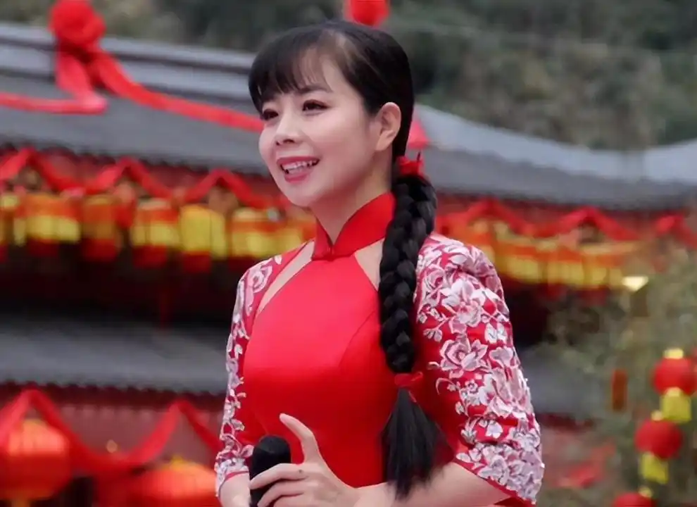 回顾歌手王二妮:23岁成名,放弃百万年薪嫁农村丈夫如今过得怎样