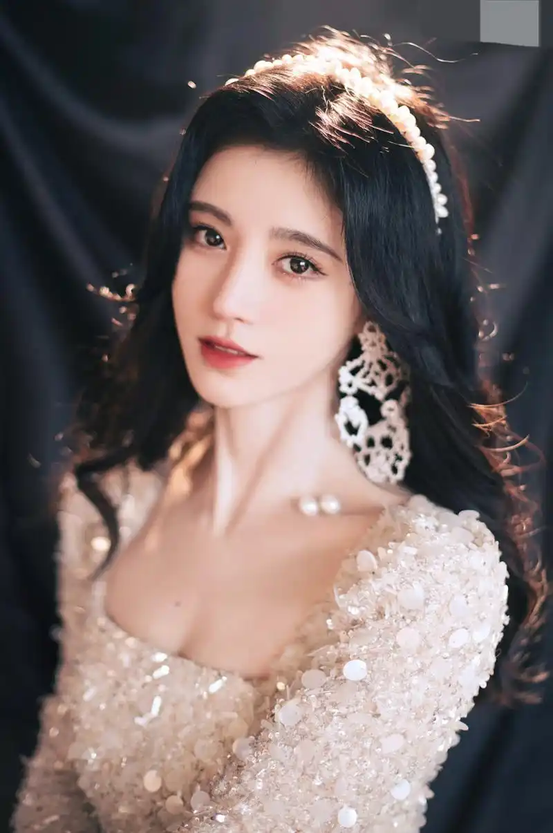 鞠婧祎身穿着一袭方领亮片晚礼服,方领设计复古大气,秀出深邃的锁骨与