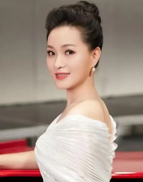 她是第一位博士级歌唱家,12次荣登春晚,丈夫身价不菲也是博士
