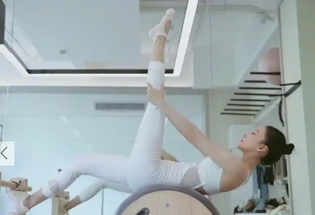 张韶涵晒健身美照,秀空中一字马,日常她是如何保持身材的?