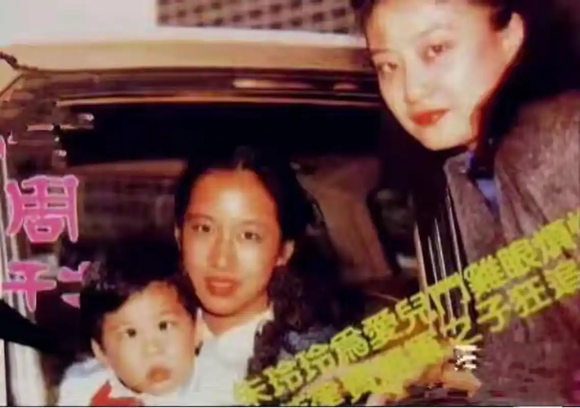 刚看了一组霍启刚小时候的照片,原来霍启刚小时候是"斗鸡眼".