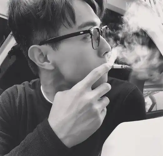 许凯抽烟图合辑