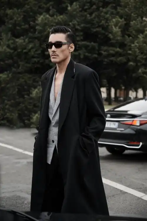 胡兵受邀出席纪梵希2024春夏大秀酷men搭配彰显真我个性