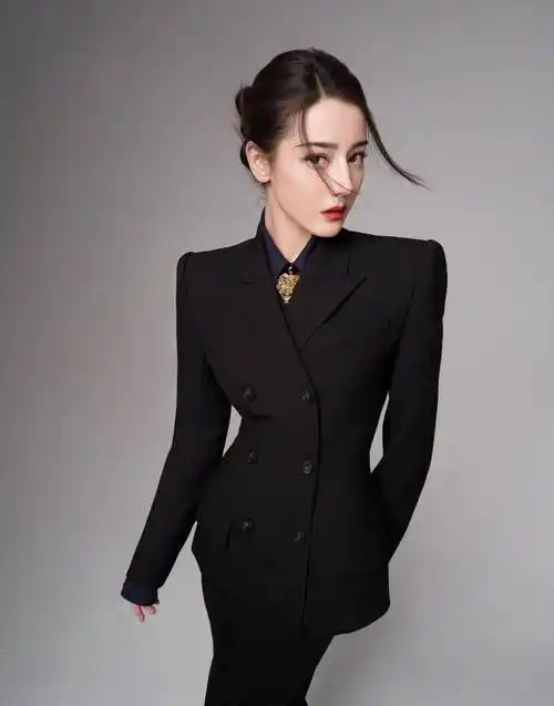 迪丽热巴一身黑酷装扮,演绎妩媚女儿_西装_黑色_时尚