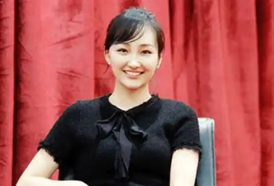 她是佟丽娅同学貌美如花却嫁给2婚家暴男今生下3胎全心顾家