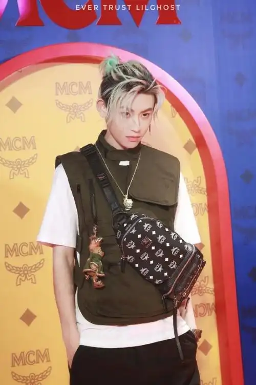 小鬼出席品牌活动 pose王者现场秒变挺胸小甜豆