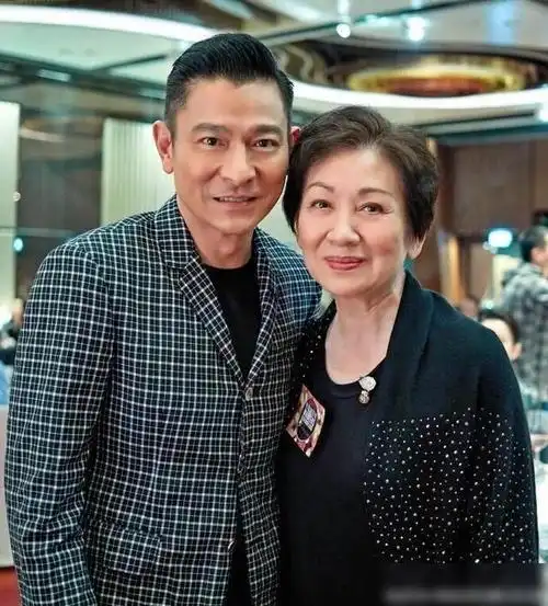 刘德华54岁老婆近照,身体发福胖成大妈,女儿漂亮可爱很像他