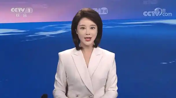 《新闻30分》,当然最大的不同就是女主播一天之内就换了新发型!