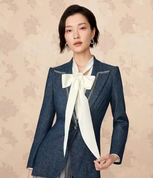 杜鹃不愧是"超模",穿印花衬衫还卷个边,高跟鞋不要太抢眼!