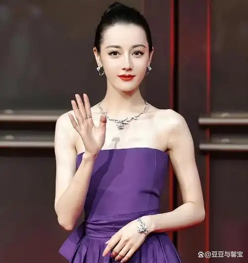 迪丽热巴红毯赶蚊子被嘲,网友:是不是好事将近