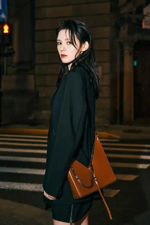 演员张予曦最新大片黑色系套装酷感十足