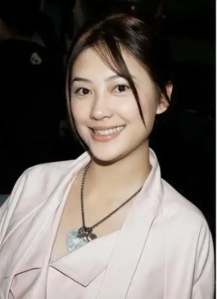 "聪明女人"应采儿,为何不嫁向佐,而选择了家世一般的陈小春?