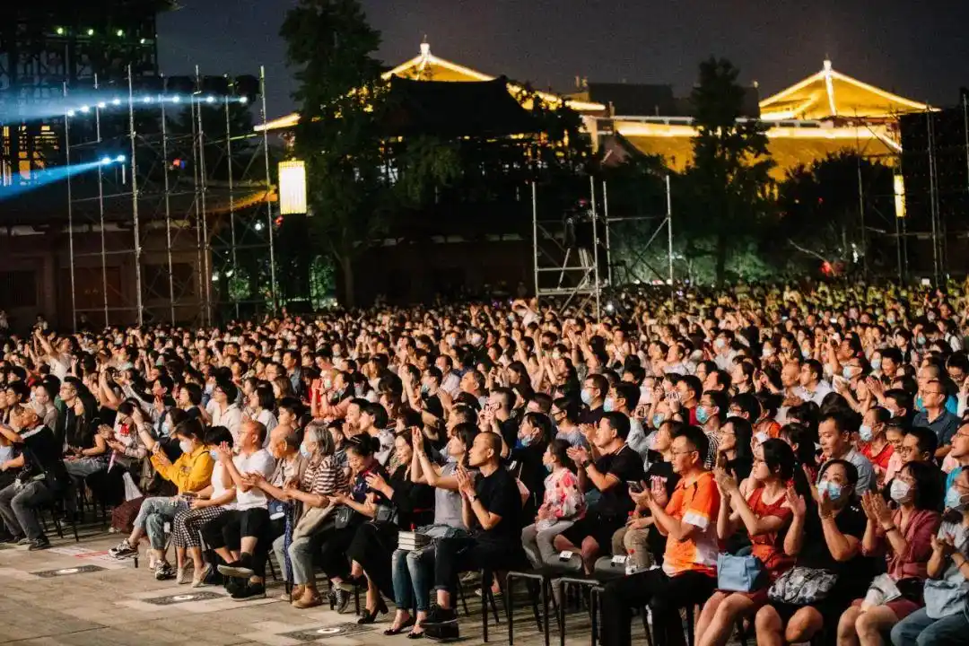 "委婉动听的表演令全场观众为之动容,成为演出中最具特色的亮点.