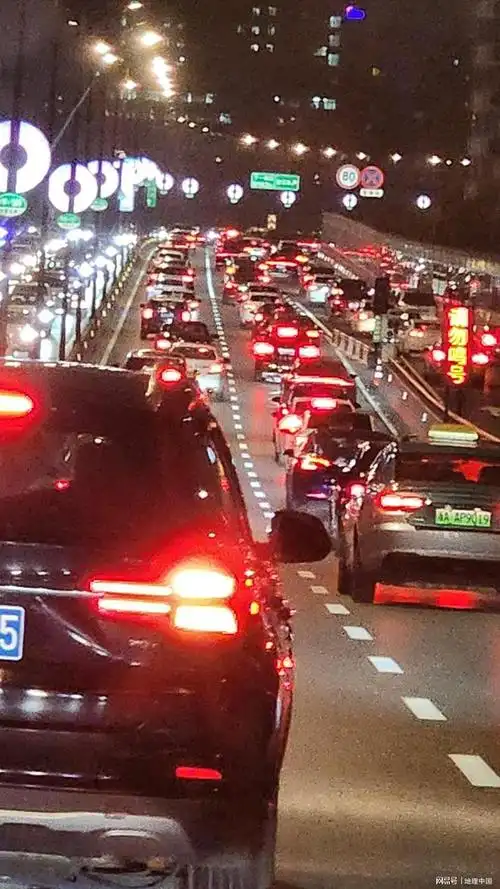 镜头直击夜色下的杭州晚高峰中河路高架桥图