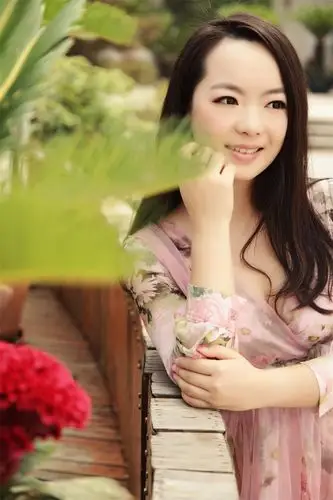 在中秋佳节即将来临之际,安徽淮南籍歌手李佳宁推出个人首个单曲《两