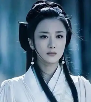 李依晓身上展现了男子的英气和女子的妩媚.