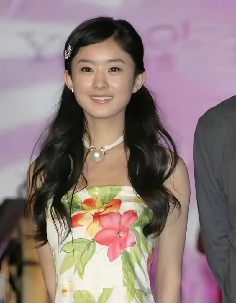 赵丽颖才出道得时候就很漂亮了,那时候还很年轻青涩纯真,一脸的胶原