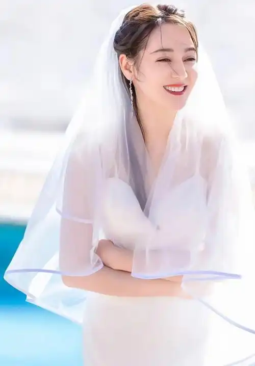 迪丽热巴关晓彤杨颖谭松韵等女星穿上婚纱,真是惊艳了时光!