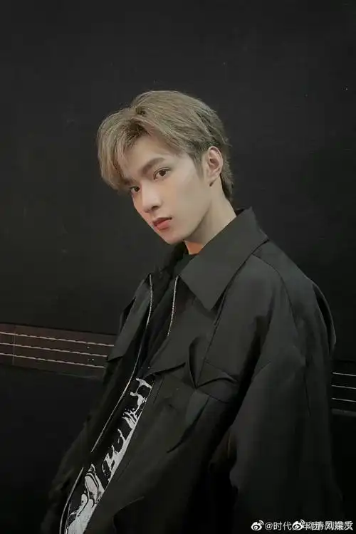 刘耀文黑色工装随拍