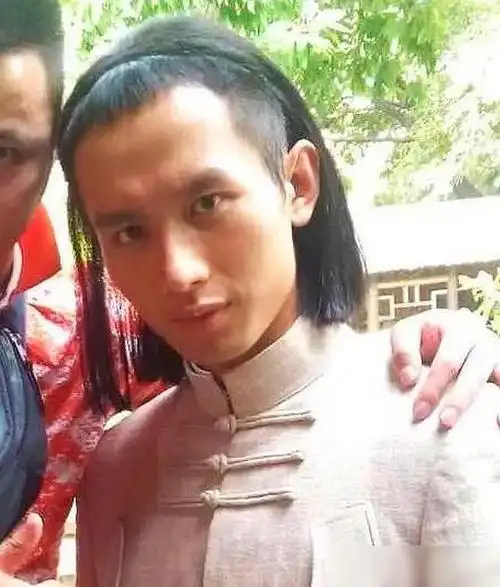 成毅未成名前被嫌土但是最起码真实五官没有变化