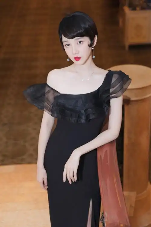 短发小仙女,就服陈小纭,一袭蓝色抹胸薄纱裙,美得让人沉醉