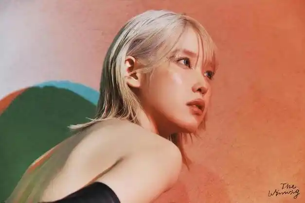 关于iu的美丽故事,iu新概念照公开,金发优雅别致|包包|李知恩|申有娜