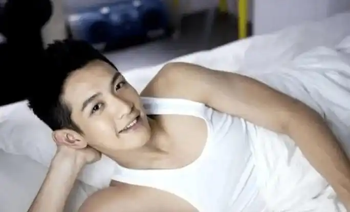 第五个男星柯震东,小12岁,这段是所有恋情中最有名的一对.