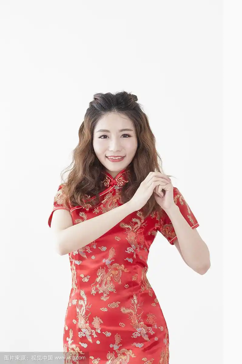 年轻女人穿着旗袍作问候手势