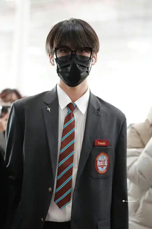 周柯宇制服男高