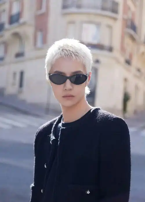 王一博 × 巴黎时装周来自香·啵巴黎街头的一组拍摄,一头炫酷银发