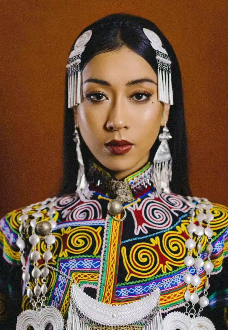 吉克隽逸彝族证件照,气质魅力瞬间满满!