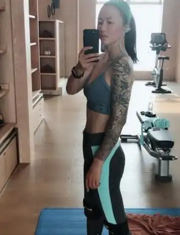 谭维维纹身花臂图片曾经是个抽烟喝酒小太妹3