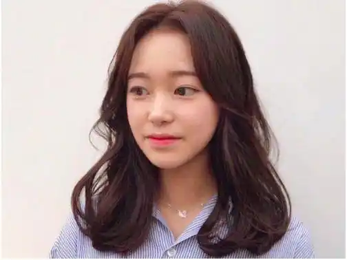 女生微中分大卷烫发发型