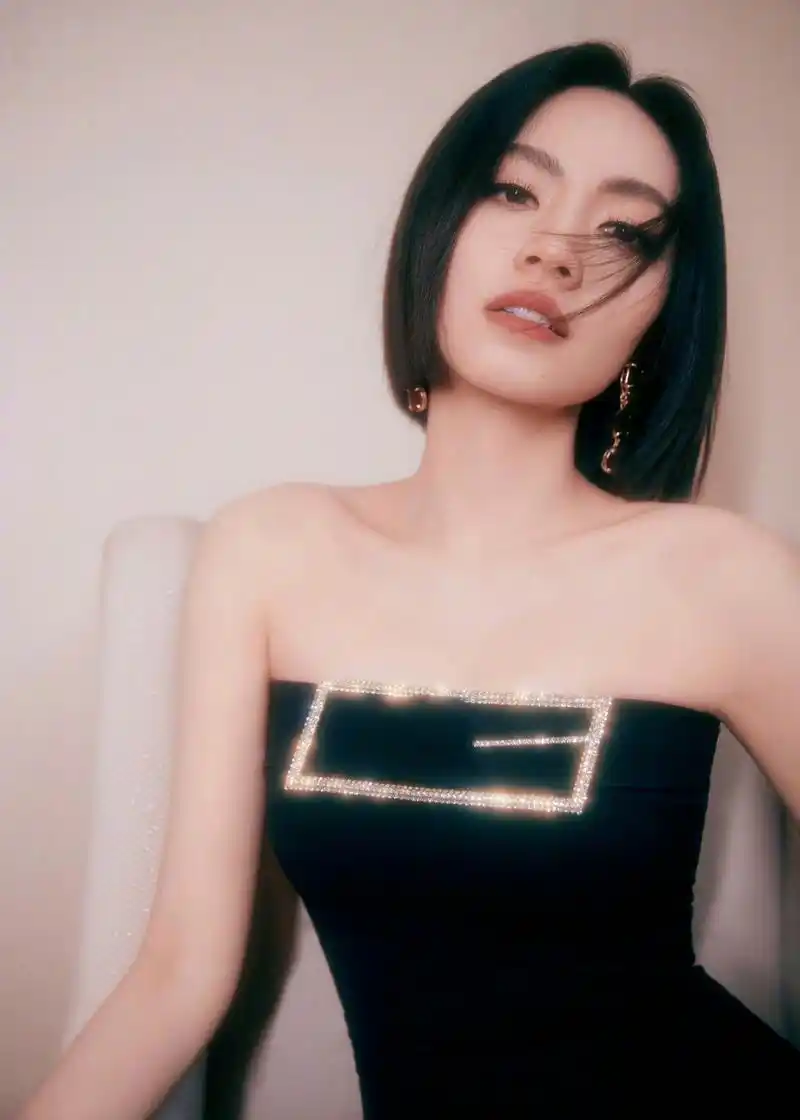 刘惜君白嫩的美脚丫