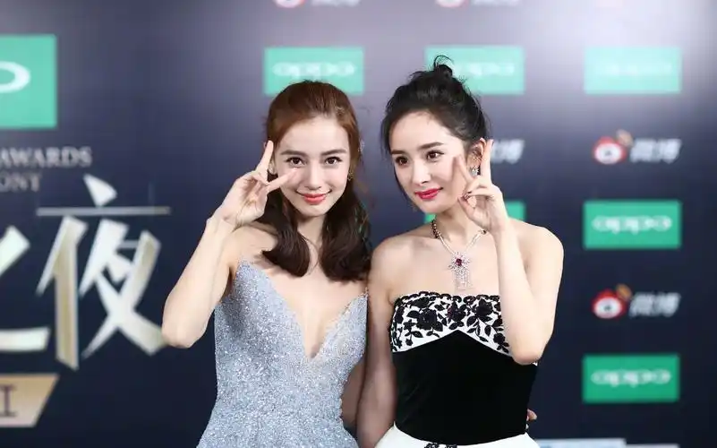 杨幂化身老司机开车,杨幂baby合影