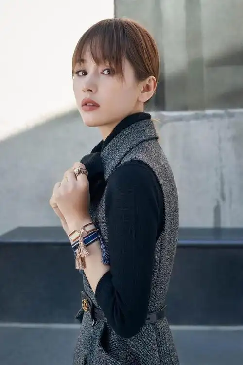 王子文穿着自己心爱的"泡泡裙",心满意足地走去学校.