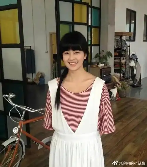 网传当红女星白鹿出道前旧照片 言论风波未平又引微整热议