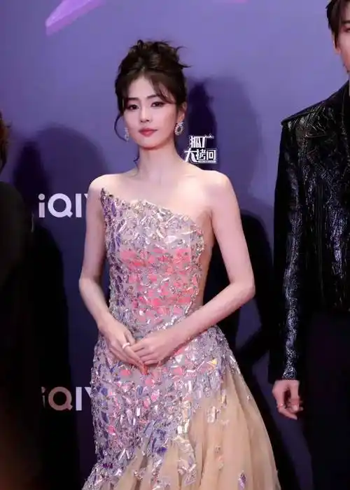 25新鲜事:杨紫,王一博,任嘉伦,成毅,王鹤棣,白敬亭_西装_造型_杨幂