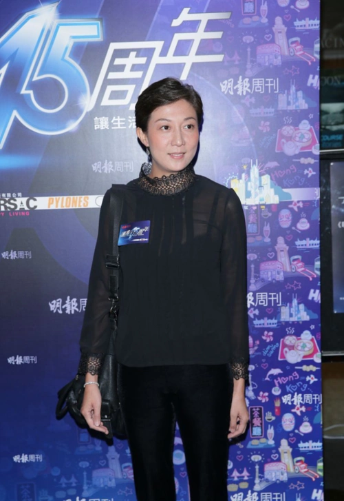 成龙女儿的亲生妈妈,吴绮莉短发也有阔太气质,穿身黑超显气质