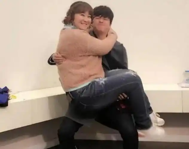 贾玲男朋友贾玲大学时有个男朋友