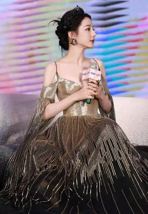 迪丽热巴鎏金长裙梦回乔晶晶,连换2套金色礼服变身维纳斯女神!