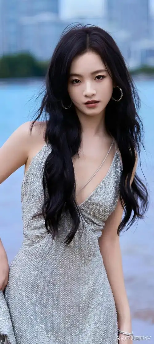 照片中的李庚希,身穿时尚简约的服饰,搭配精致的妆容,既展现了她的