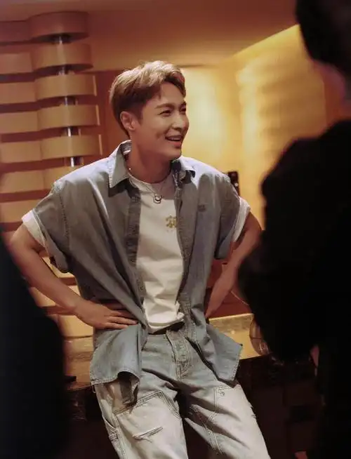 张艺兴笑着叉腰,笑得好开心啊,酒窝真的好可爱……__财经头条