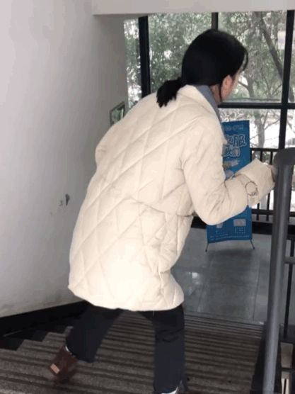 开学后,校园里,楼道里有个壮观的景象:许多童鞋走路一瘸一拐,一颠一跛