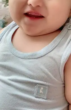 宝宝长了四颗牙一笑起来露出来两颗虎牙