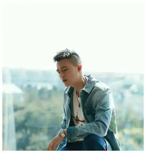 欧豪:帅气迷人的时尚偶像,吸睛十足,引爆你的潮流风向!