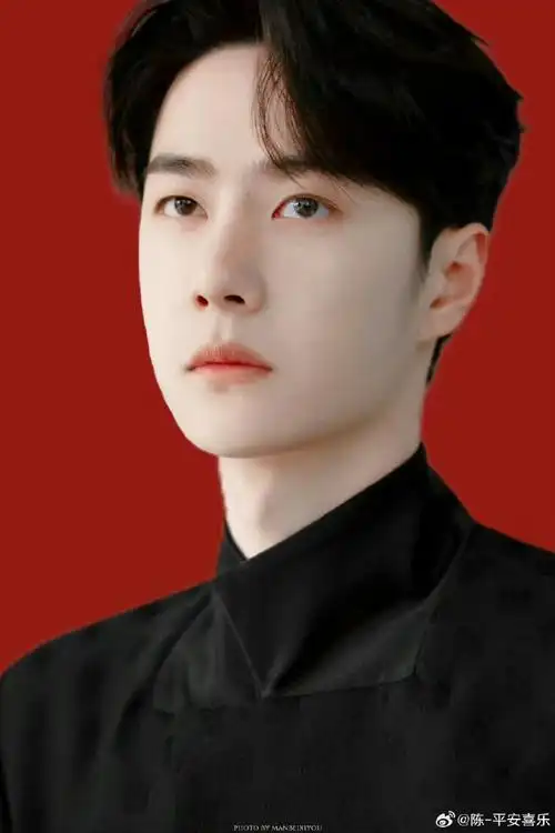 王一博超话#王一博##王一博平安喜乐#红底照的一博格外好看@uniq-王