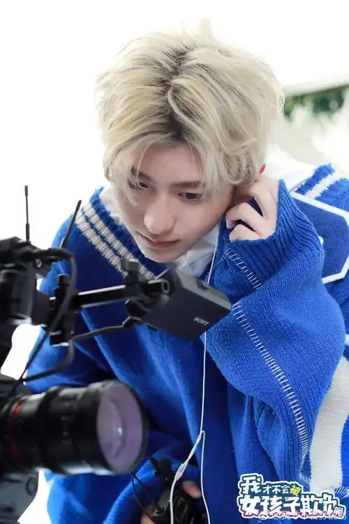 认真工作的蓝孩子蔡徐坤魅力好像比平时要更大