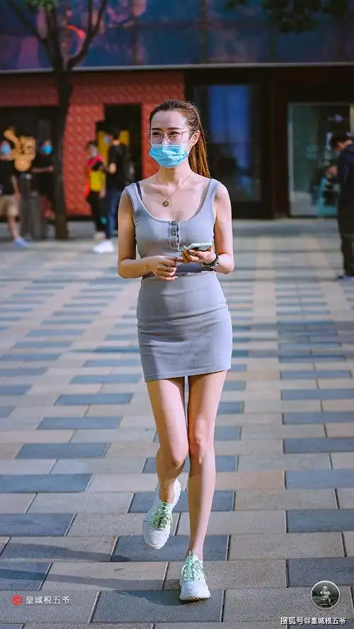 街拍夏日美女穿搭简明随性的穿搭尽显时尚魅力