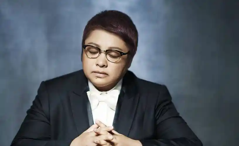 韩红哽咽回应被举报贪污事件:做好人太难,这事我到现在都过不去_武汉